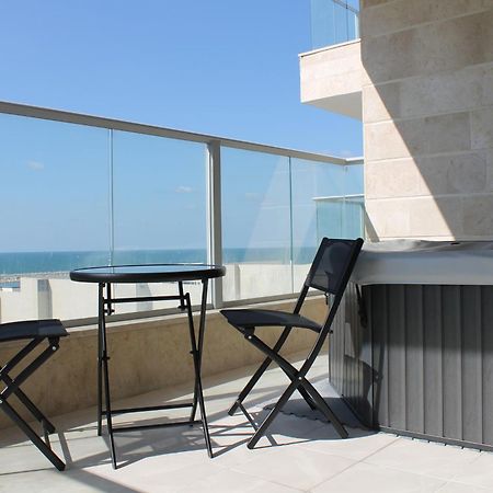 Beach Suite Israel- Private Jacuzzi, Beach View, Gym, Low Fee For Off-Site Indoor Pool & Spa ביץ סוייט ישראל- ג'קוזי פרטי עם נוף ים, אפשרות לבריכה מקורה וספא בתשלום ממש מוזל 亚实基伦 外观 照片