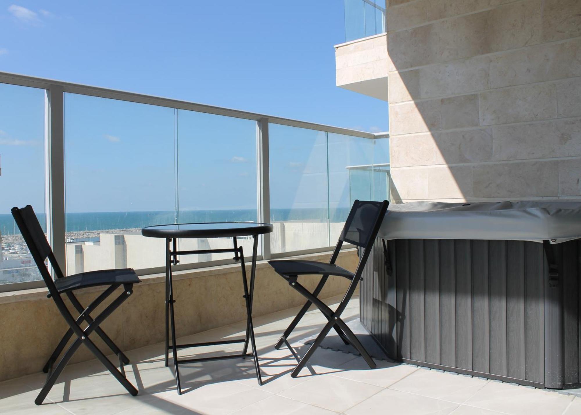 Beach Suite Israel- Private Jacuzzi, Beach View, Gym, Low Fee For Off-Site Indoor Pool & Spa ביץ סוייט ישראל- ג'קוזי פרטי עם נוף ים, אפשרות לבריכה מקורה וספא בתשלום ממש מוזל 亚实基伦 外观 照片